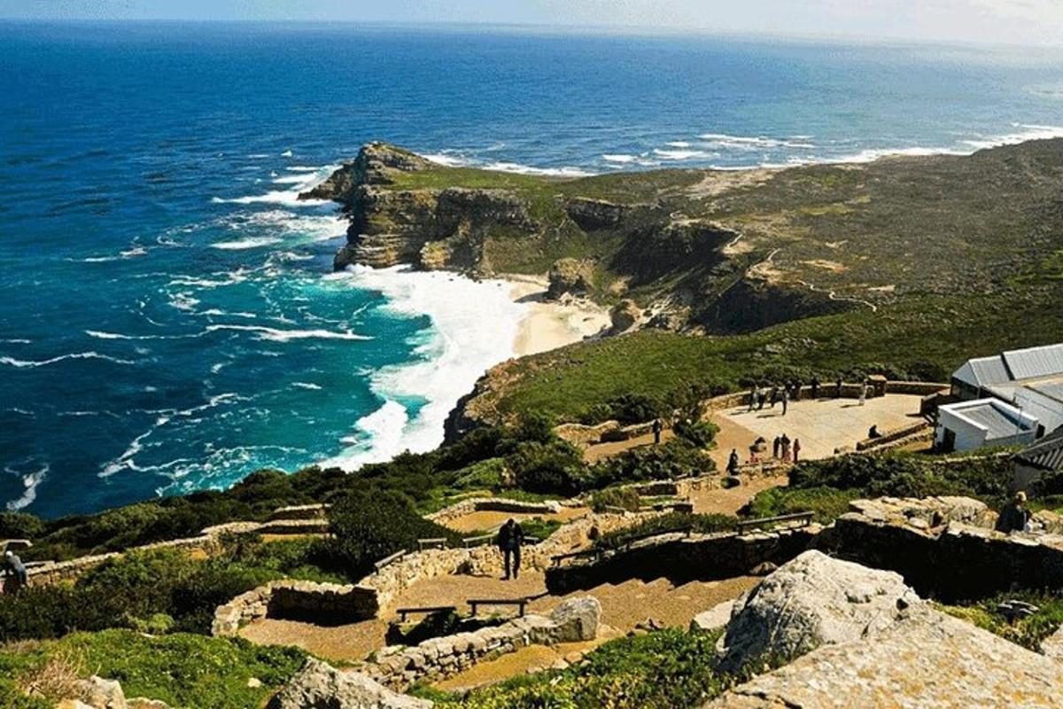 um grupo de pessoas em uma praia perto do oceano