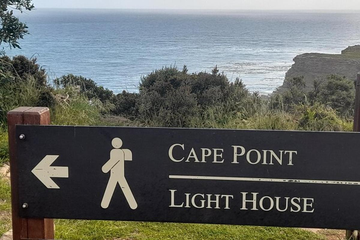 un cartello per il faro di Cape Point vicino all'oceano