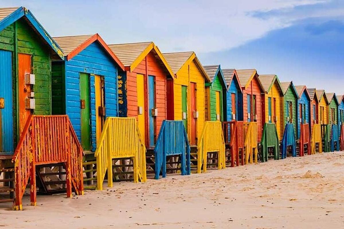 una fila di case colorate sulla spiaggia