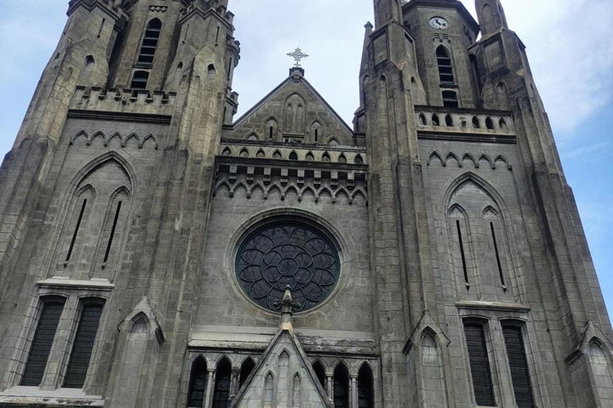 uma grande catedral com duas torres e uma janela
