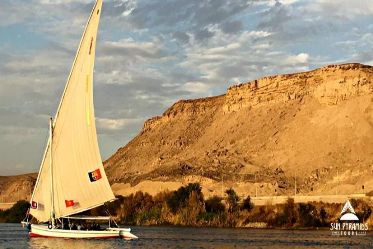 un velero en el agua cerca de una montaña