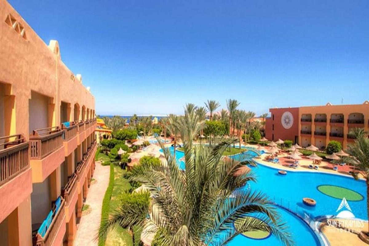 resort s velkým bazénem s palmami