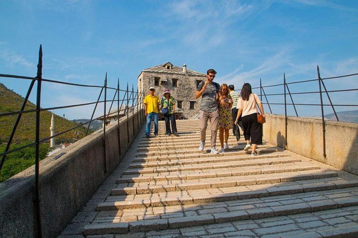 um grupo de pessoas caminhando em uma ponte