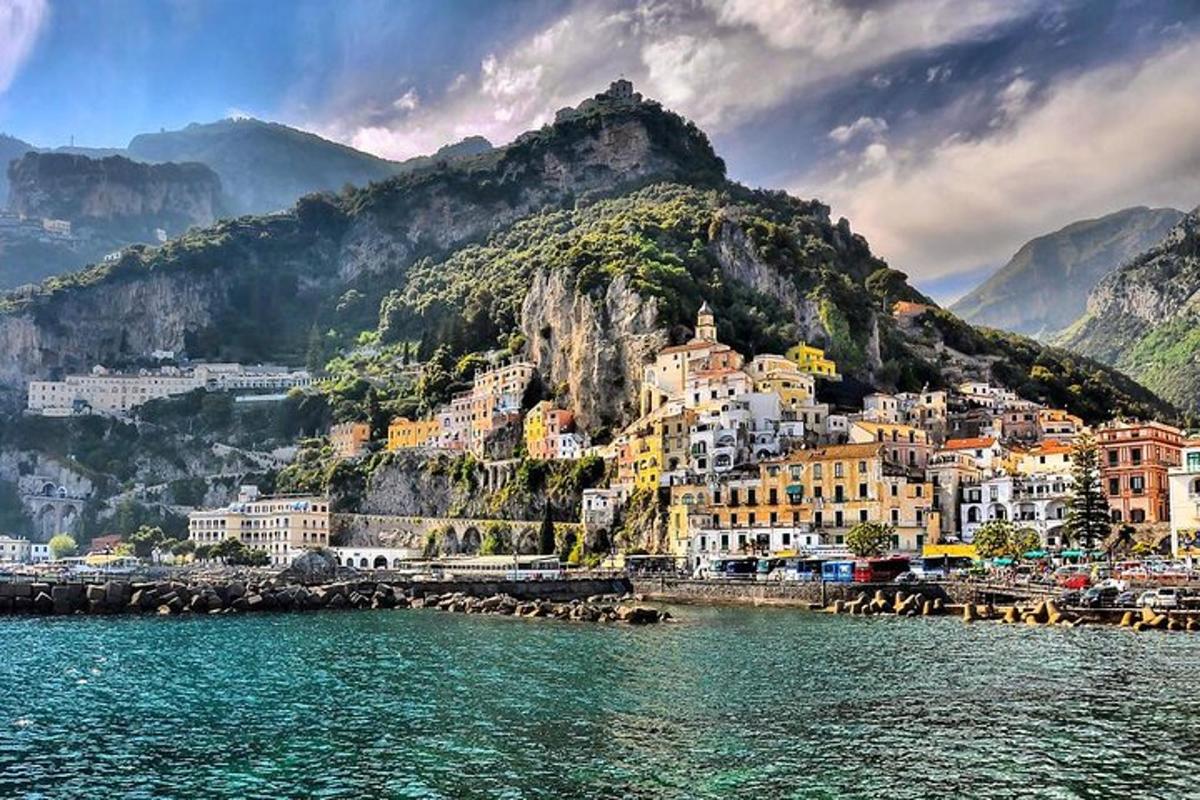 o vedere a unui oraș pe coasta unui munte