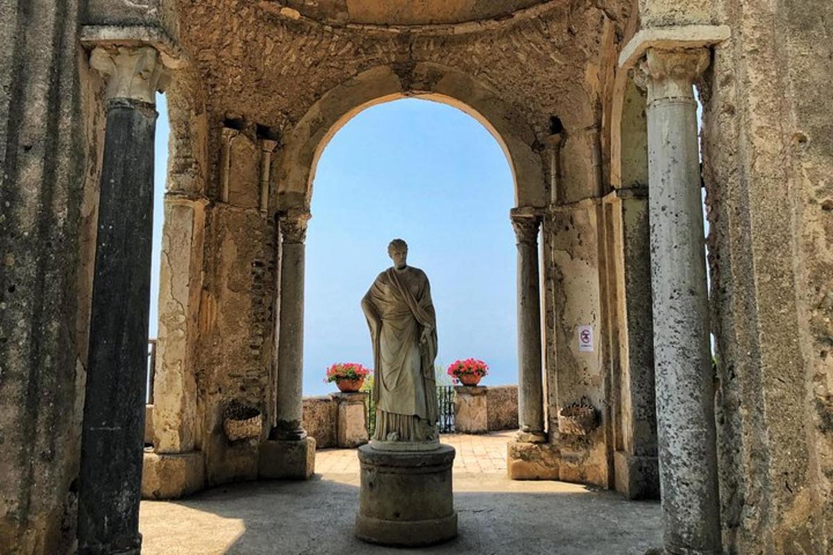o statuie a unui bărbat care stă într-o arcadă