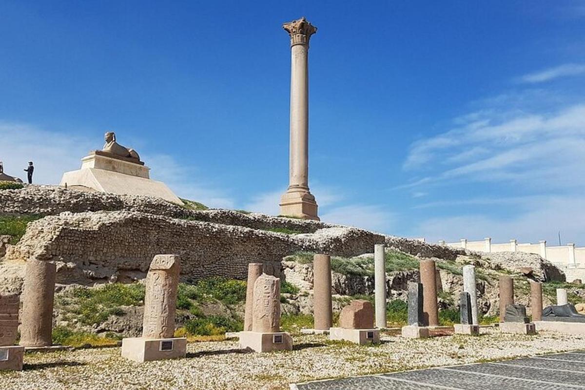 deretan tiang batu di hadapan monumen