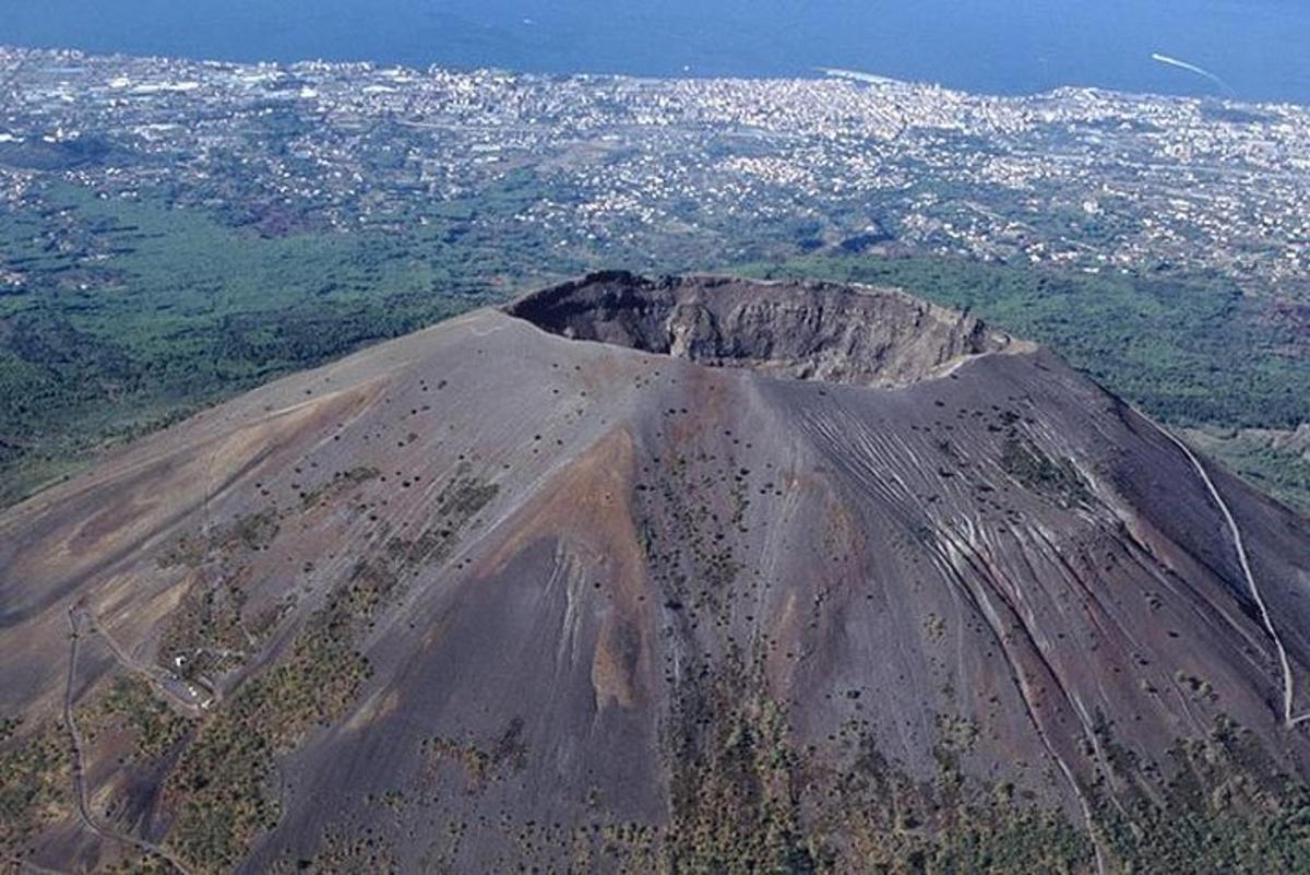 pemandangan udara gunung dengan bandar