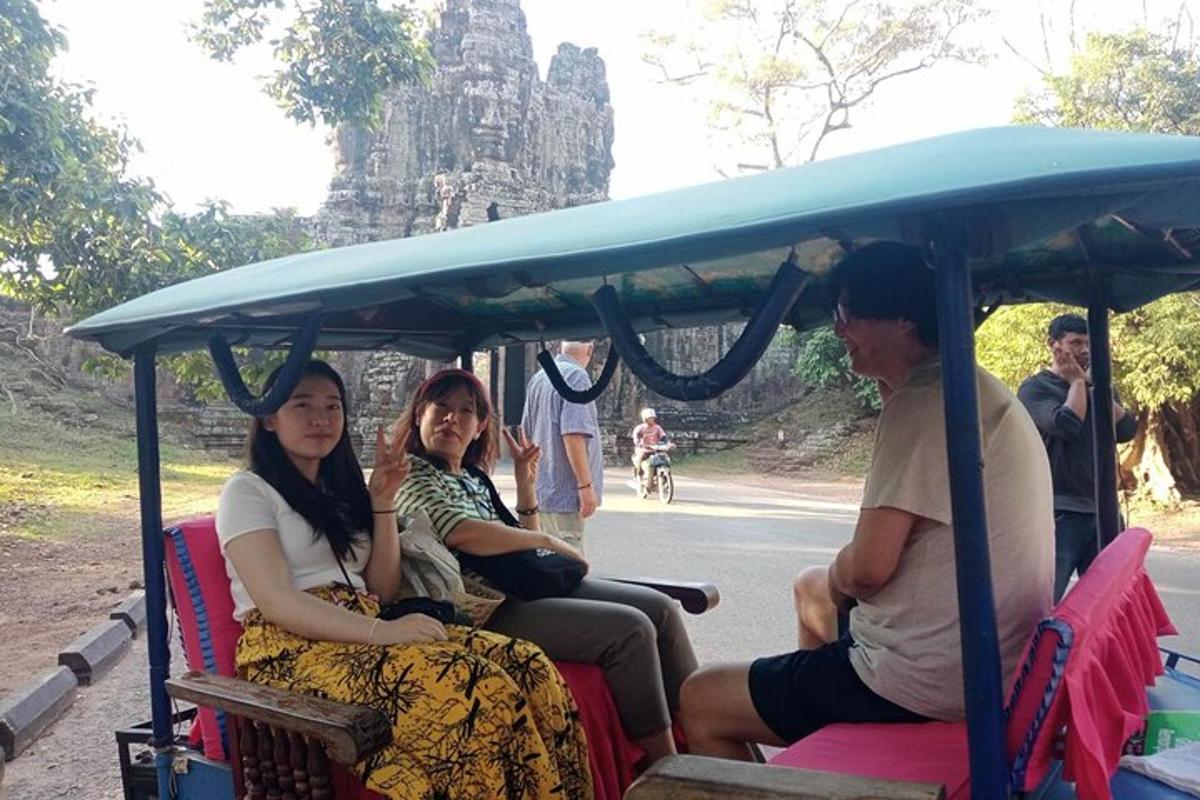 un grupo de personas viajando en un tranvía