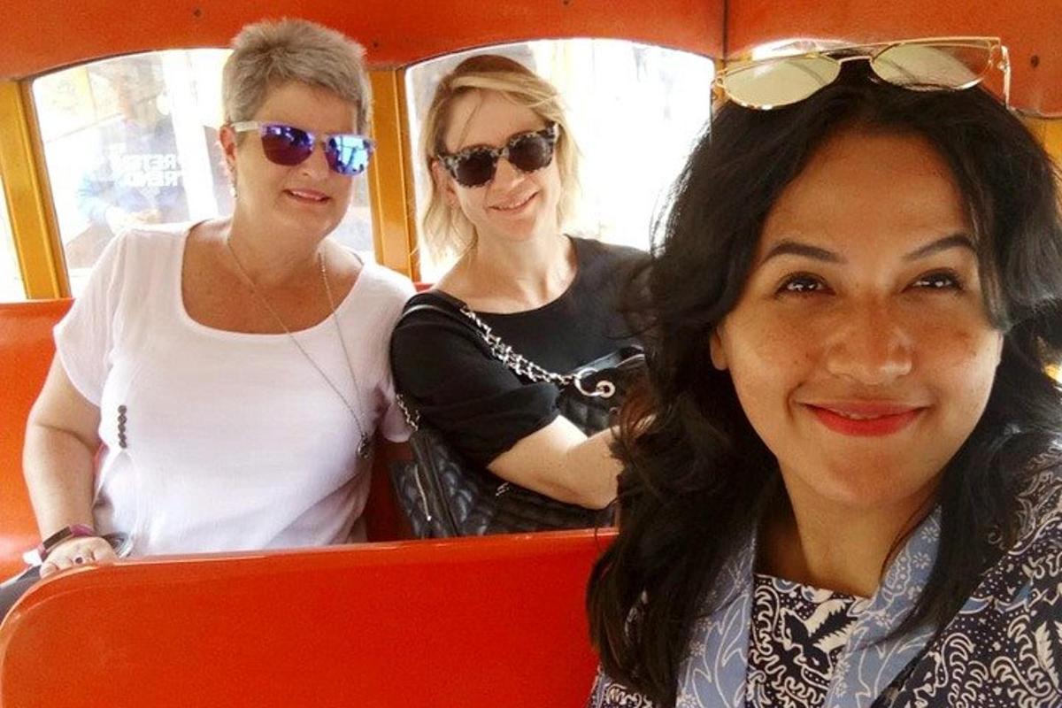 um grupo de três mulheres sentadas em um trem