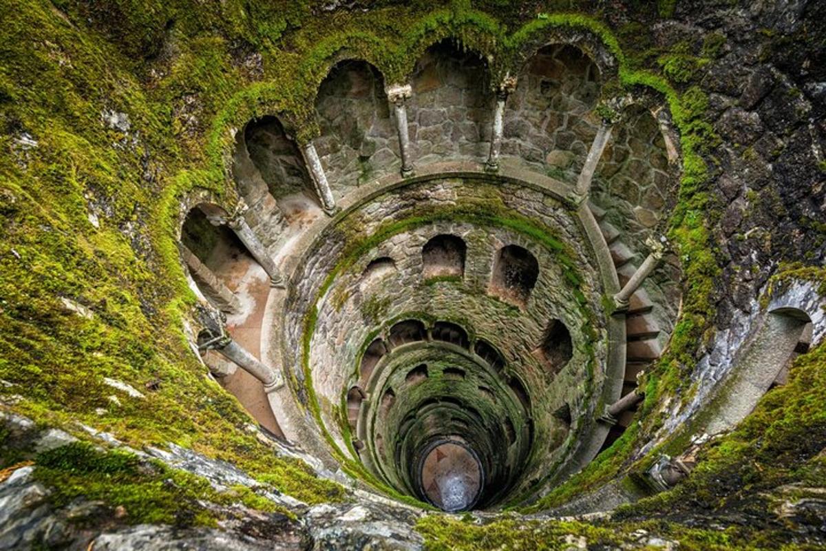 starý tunel s machom na úbočí hory