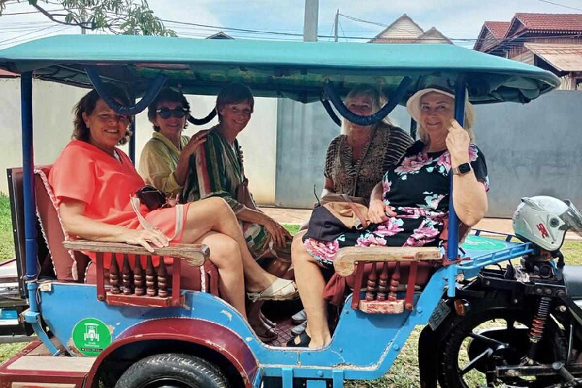 un grupo de personas viajando en un carrito de golf