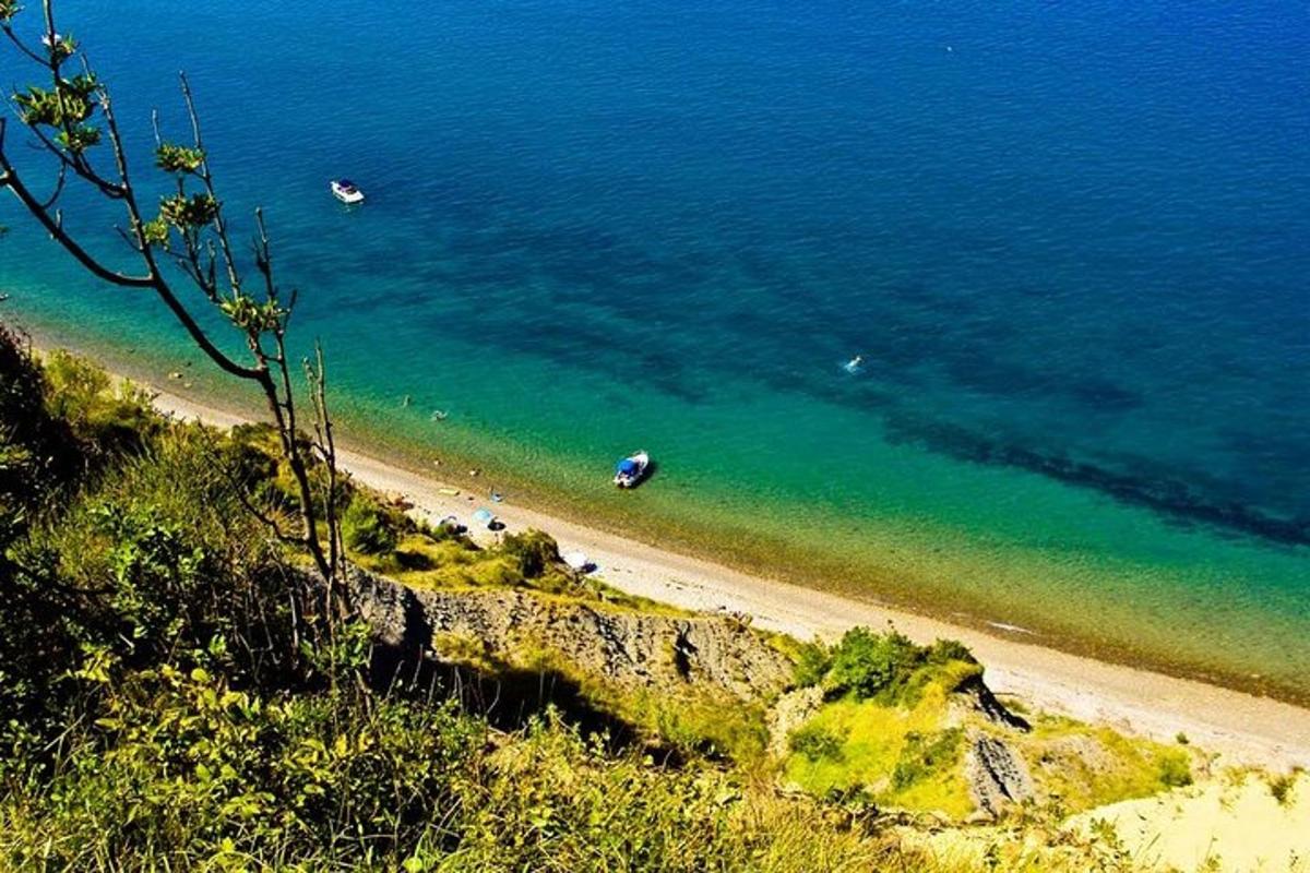 plaża z kilkoma łodziami na wodzie