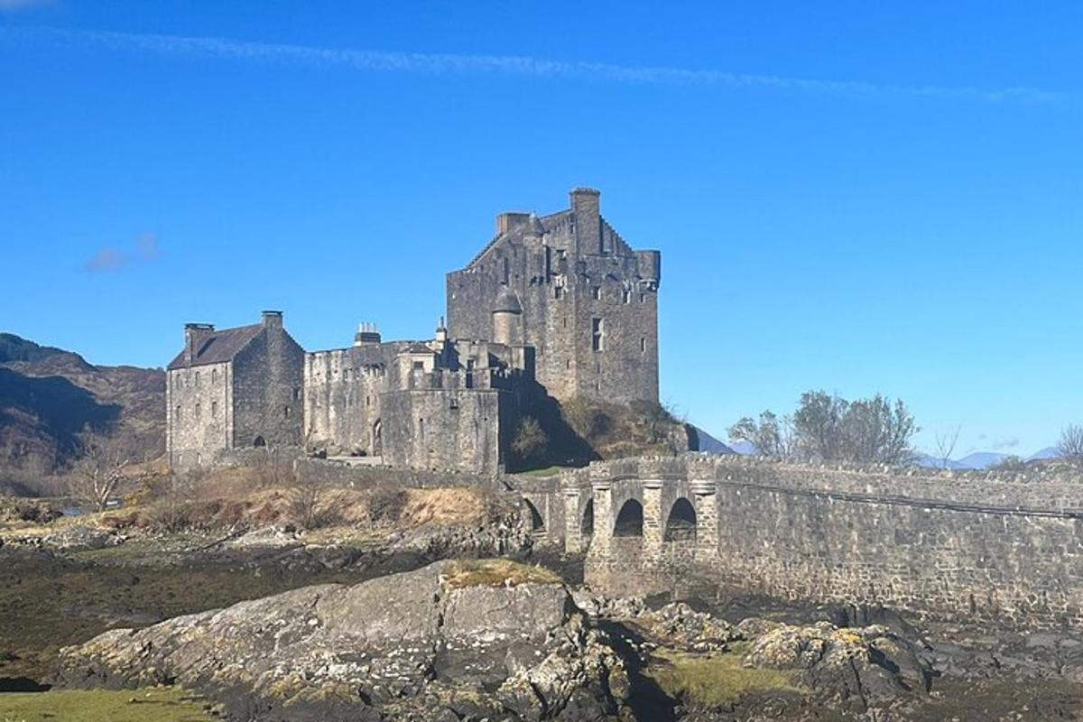 un castel așezat pe vârful unui munte