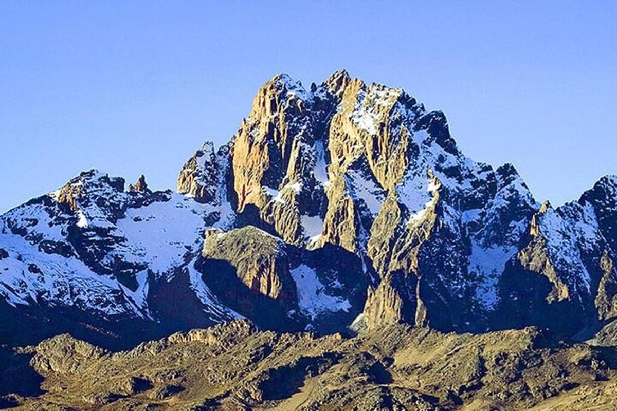 gunung besar dengan salju di atasnya