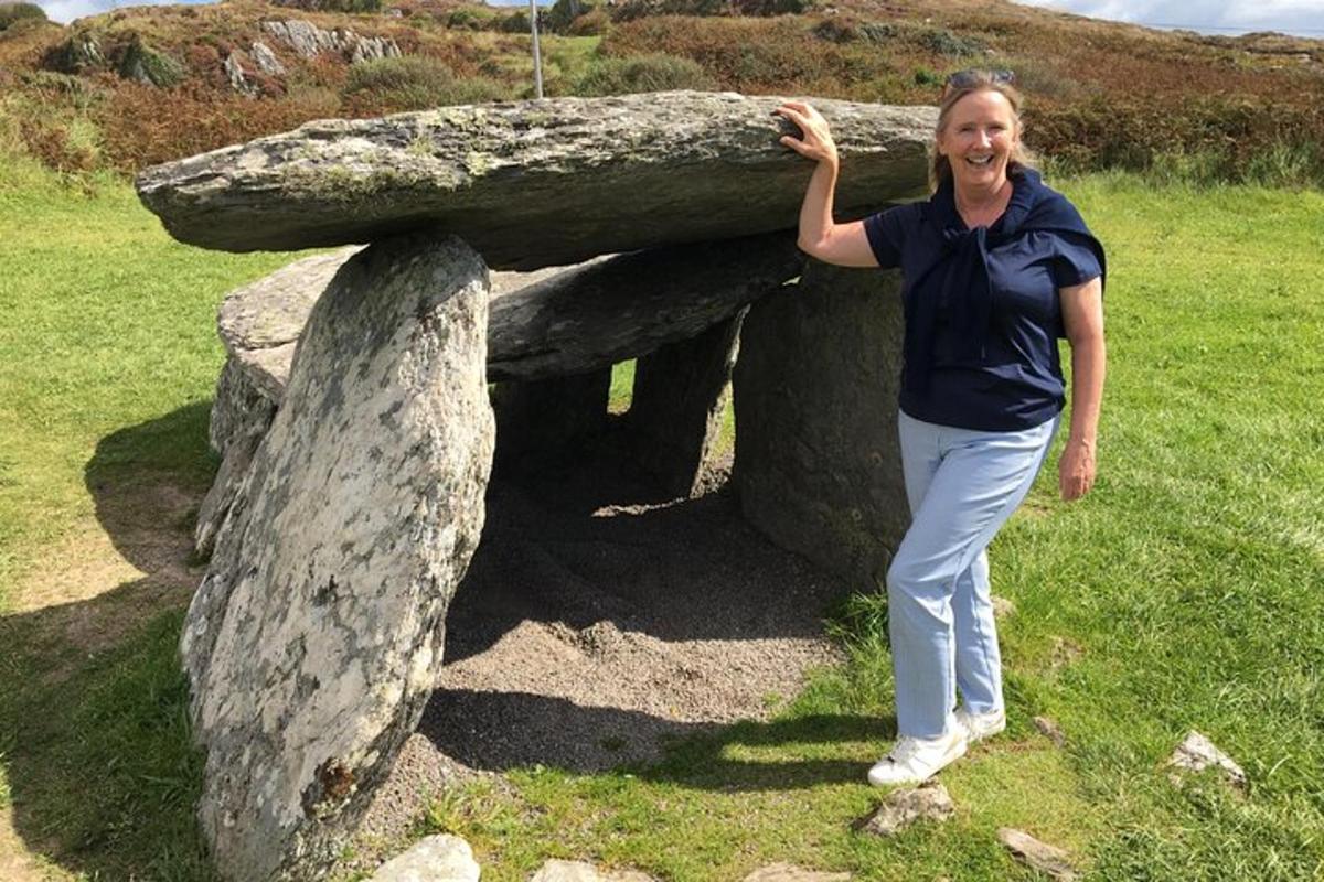 kona stendur við stóran stein