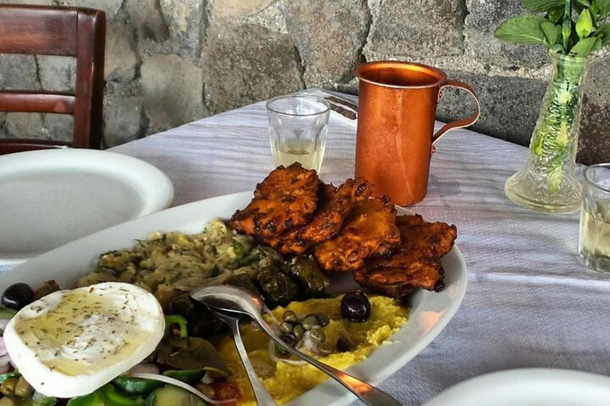 un piatto di cibo con carne e riso su un tavolo