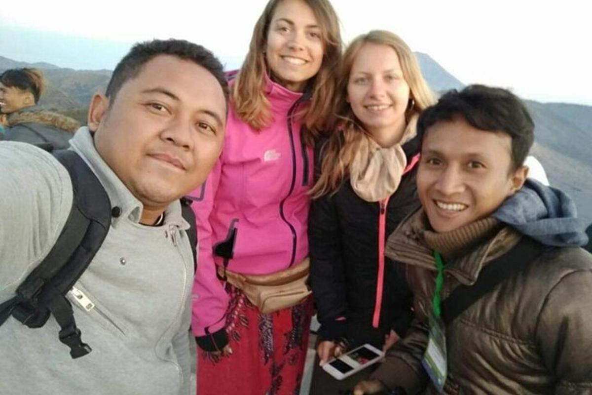 sekumpulan orang bergambar di atas gunung