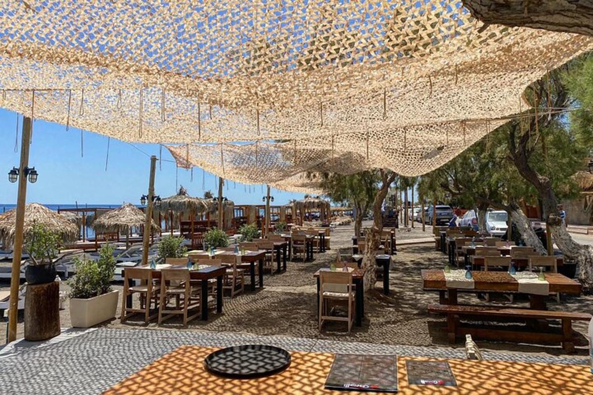 un ristorante con tavoli, sedie e ombrelloni