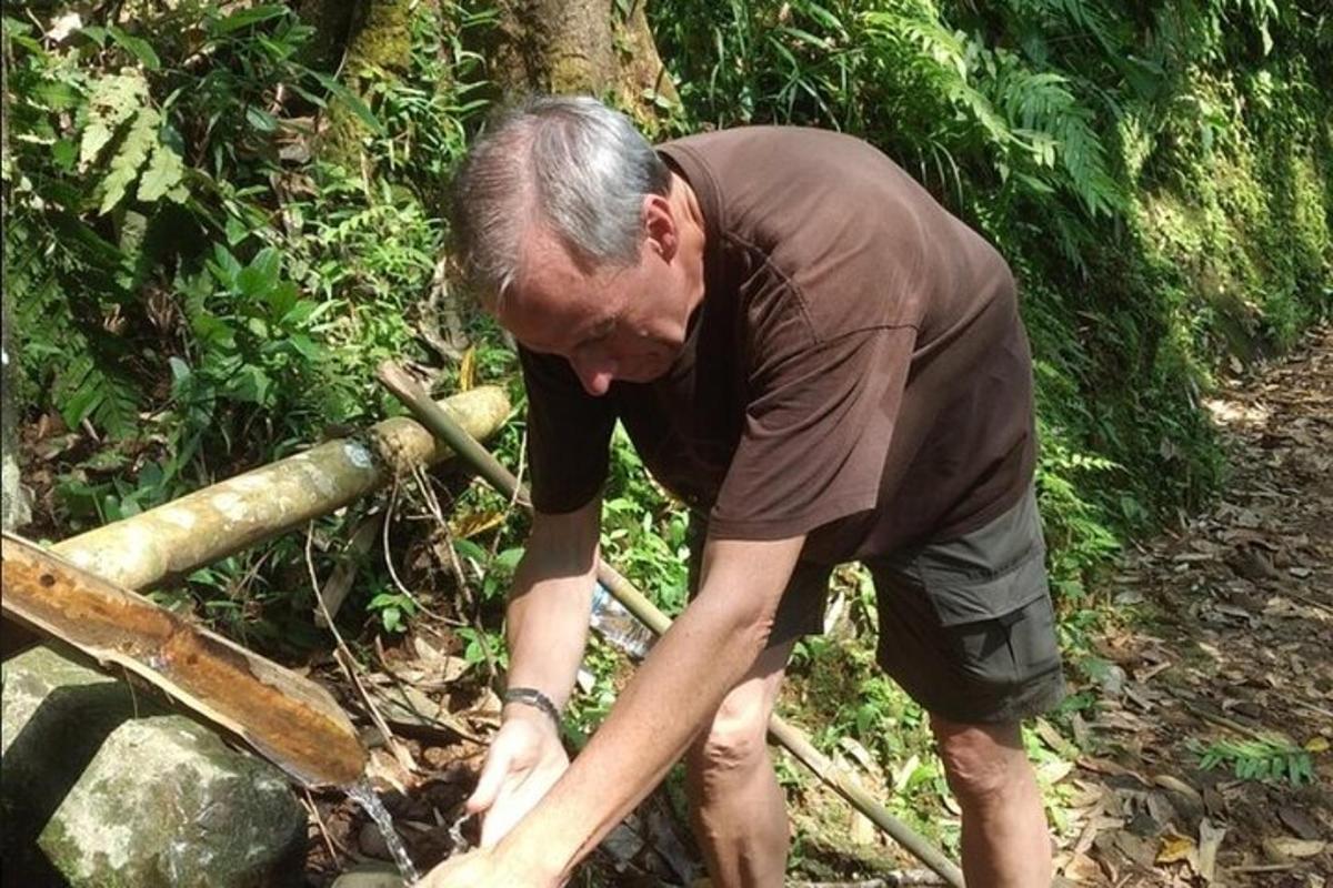 un uomo è chinato su un sentiero