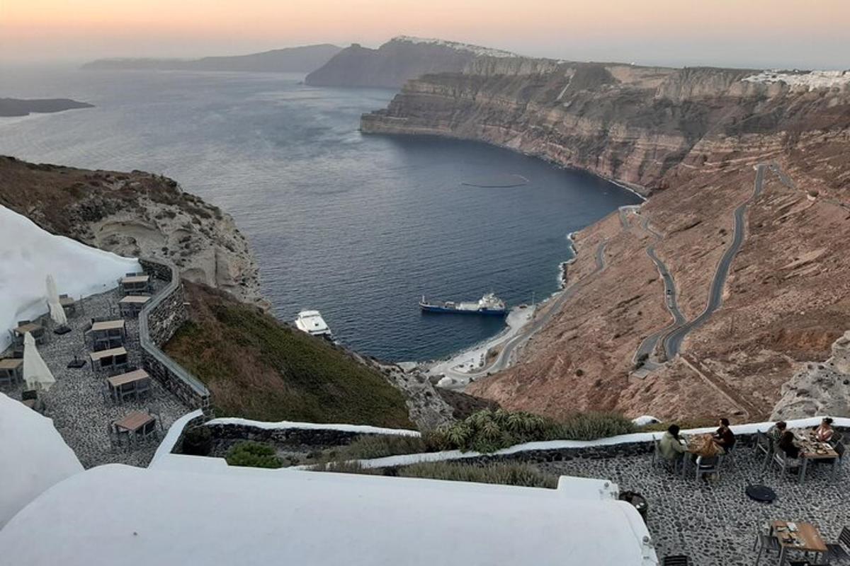 una vista dell'oceano da una scogliera