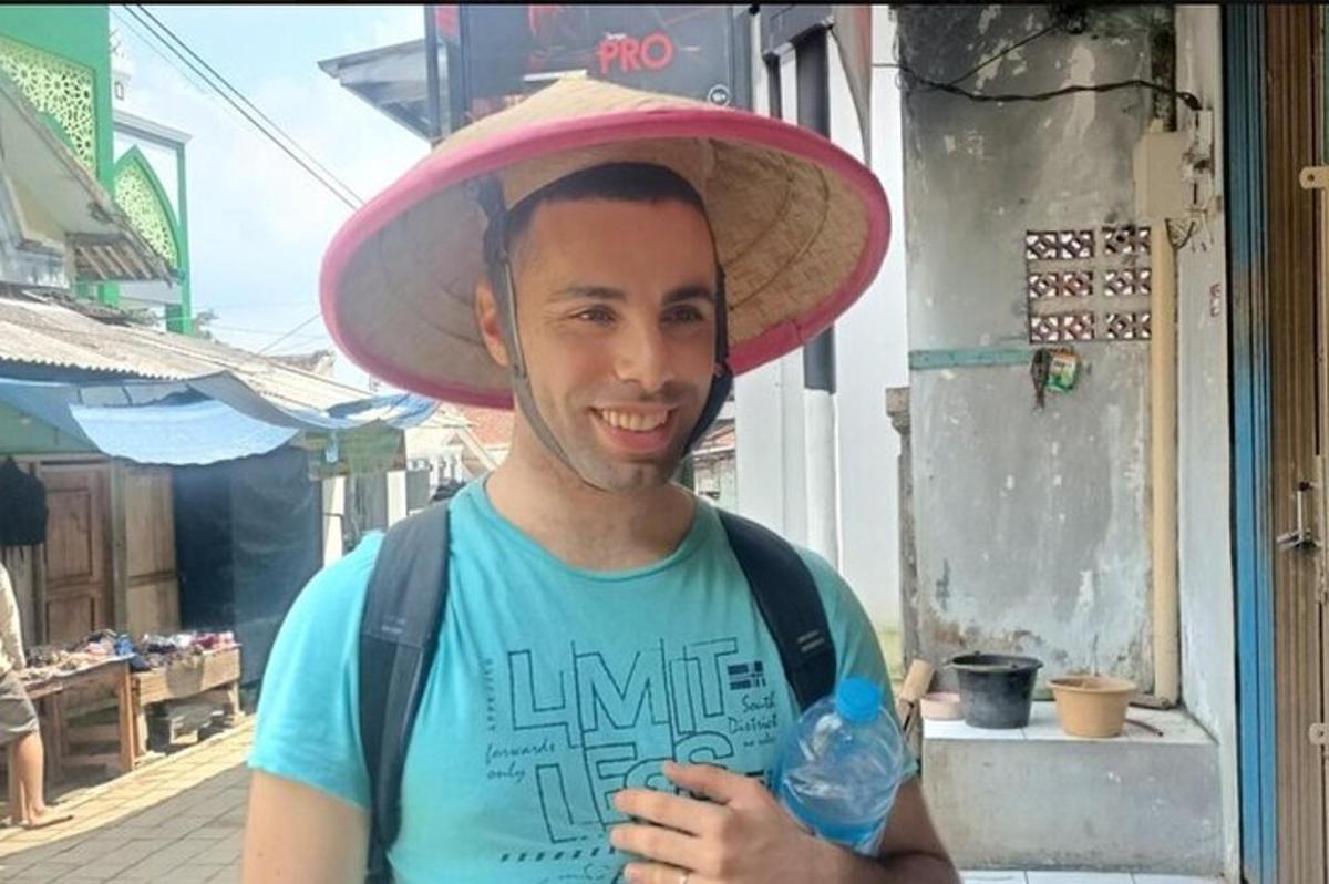 un uomo che indossa un sombrero con una bottiglia d'acqua