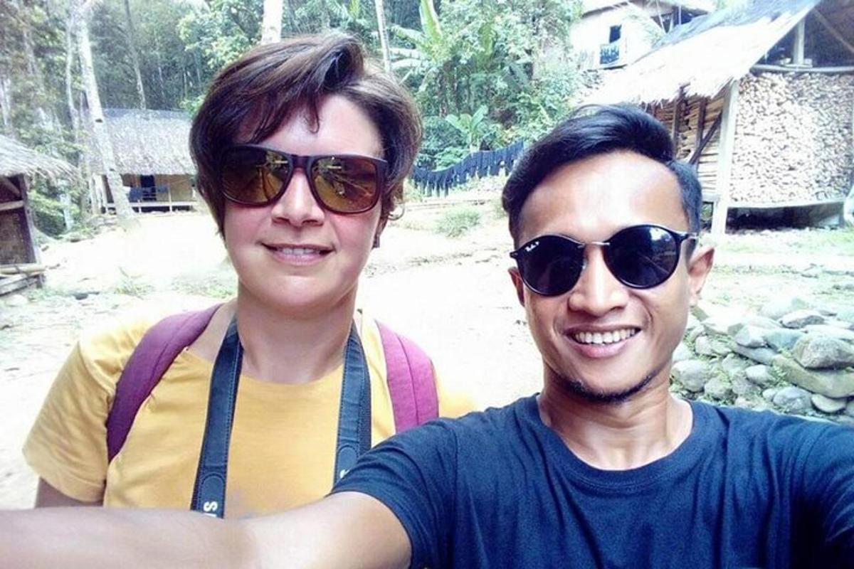 dua lelaki berdiri bersebelahan dengan memakai cermin mata hitam