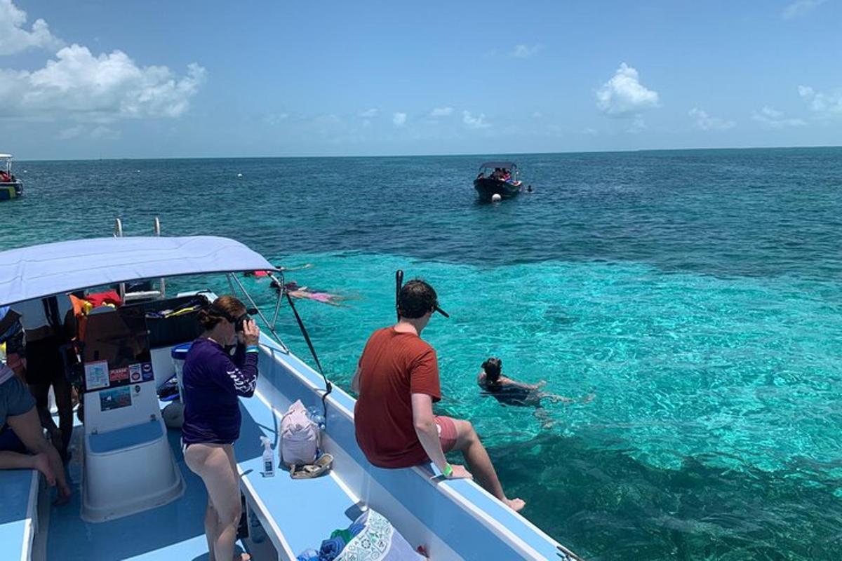 um grupo de pessoas em um barco na água