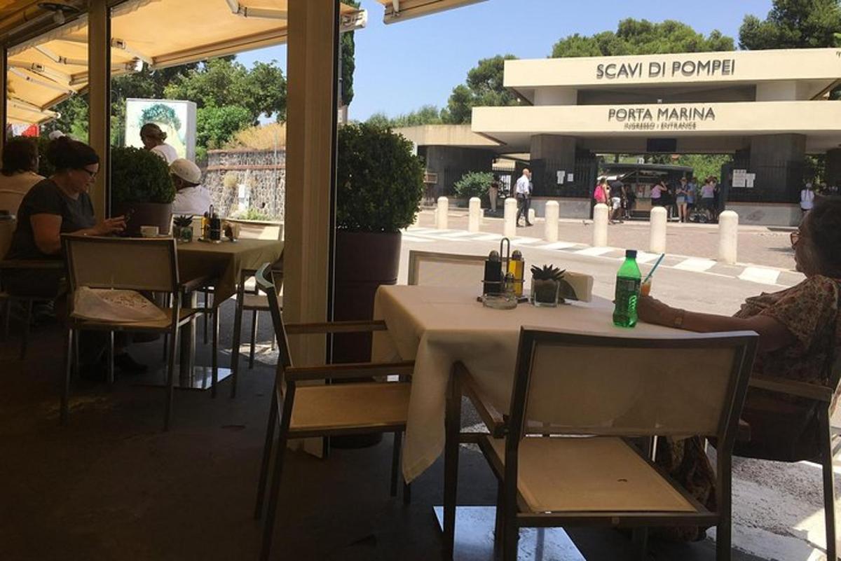 algumas pessoas sentadas à mesa em um restaurante