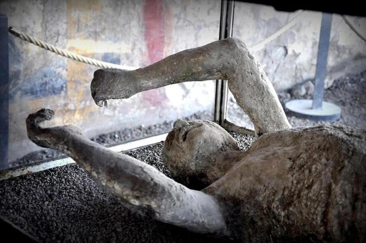 o statuie a unei persoane întinse pe pământ