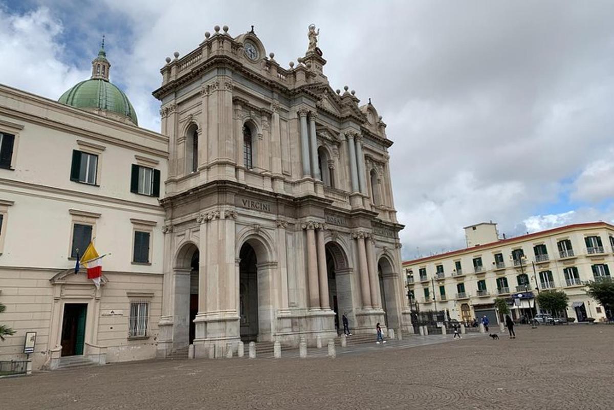 um grande edifício com uma cúpula verde no topo