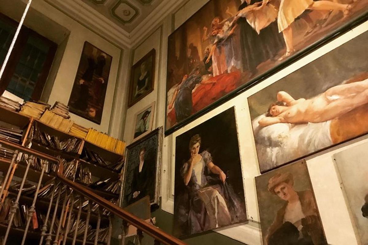 een stel schilderijen aan de muur van een kamer
