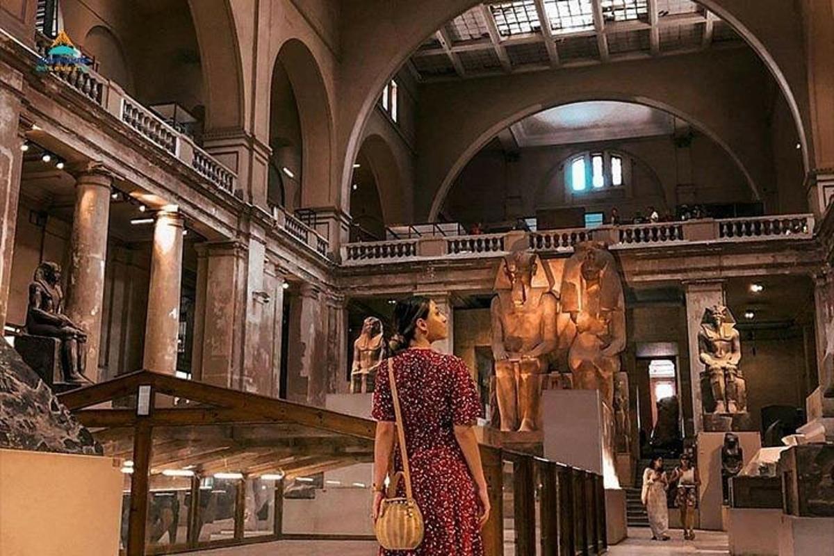 seorang wanita berjalan melalui muzium melihat patung