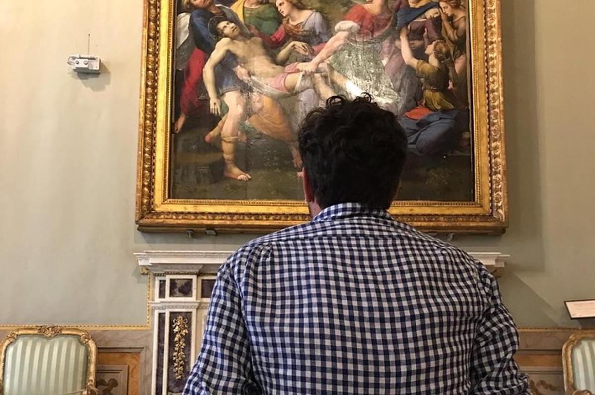 一名男子在博物馆观看一幅画