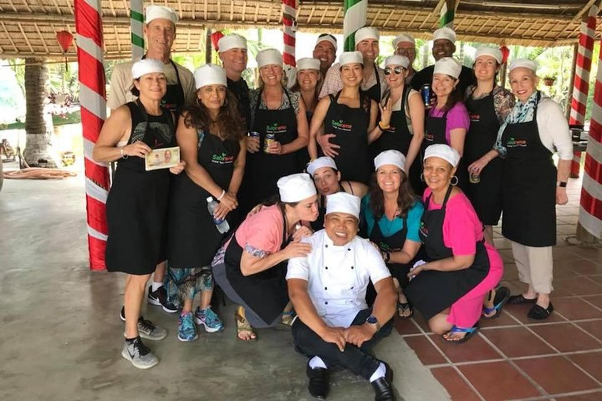 un gruppo di persone che posano per una foto con cappelli da chef
