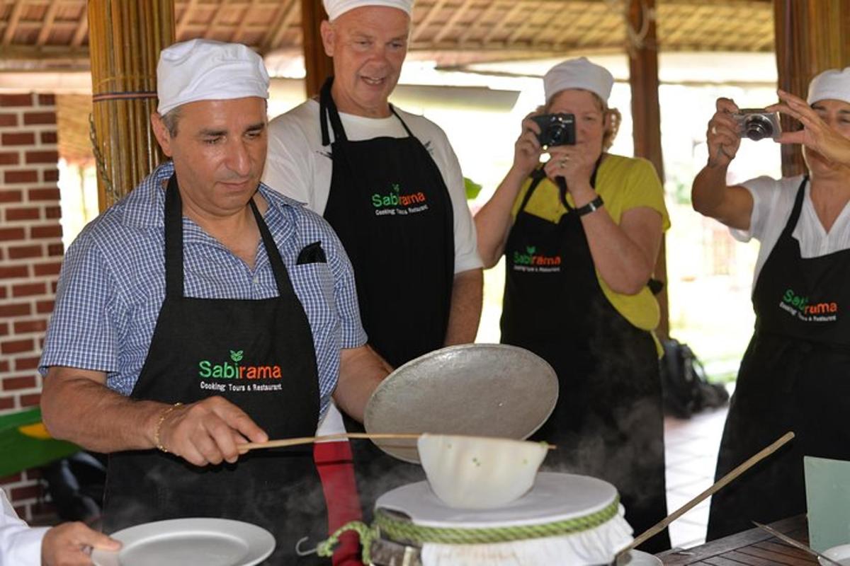 un gruppo di persone in cucina che preparano il cibo