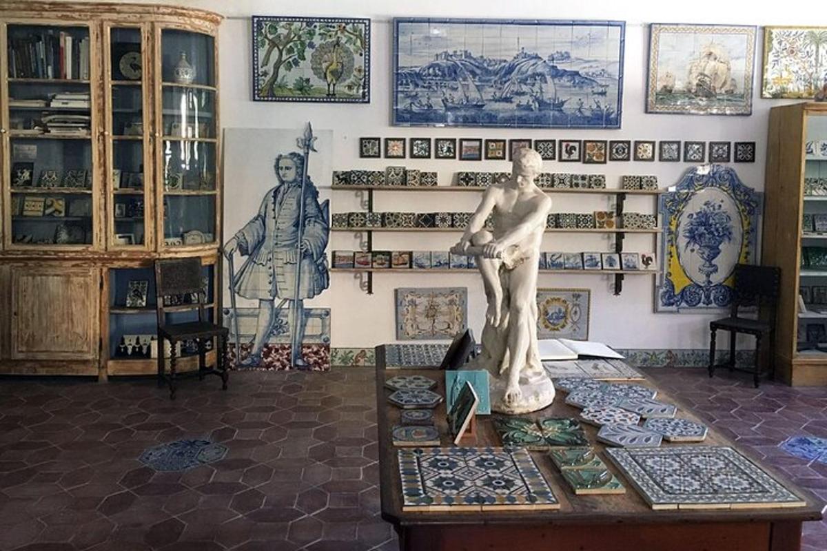 uma sala com uma estátua de um homem sobre uma mesa