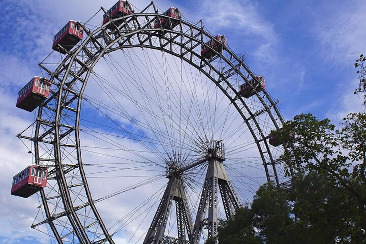 una grande ruota panoramica con persone che ci salgono sopra
