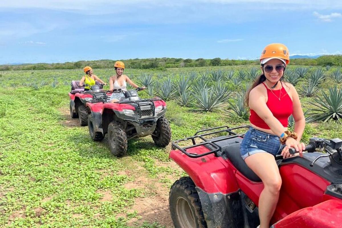 một nhóm người đang đi xe địa hình trên một cánh đồng