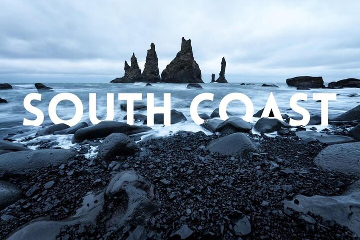 isang mabatong dalampasigan na may salitang south coast sa harap ng karagatan