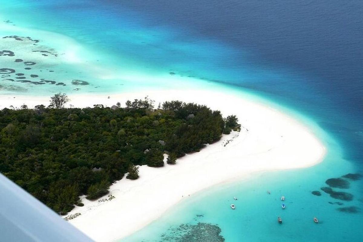 pemandangan udara pulau di lautan