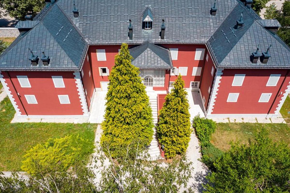 Loftmynd af stóru rauðu húsi með trjám