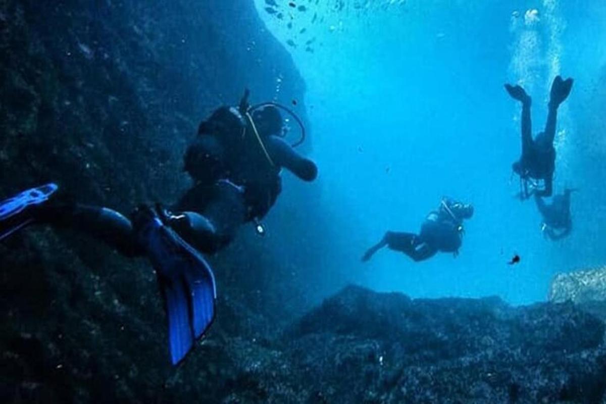skupina lidí plavajících v oceánu