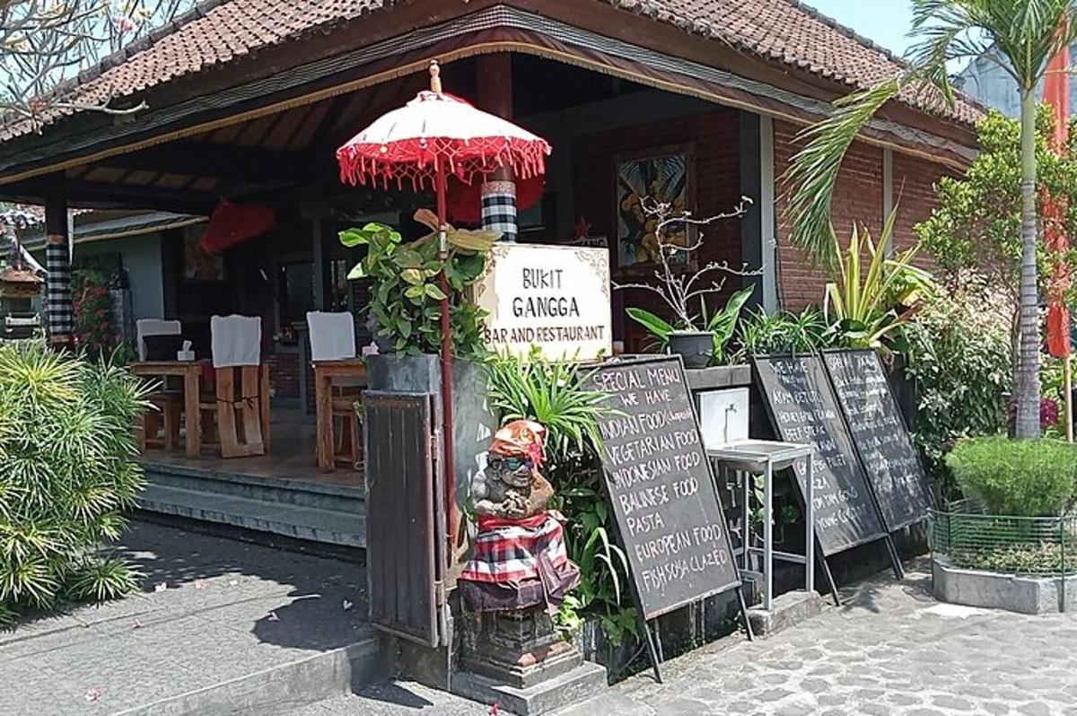 un ristorante con un ombrellone e cartelli davanti