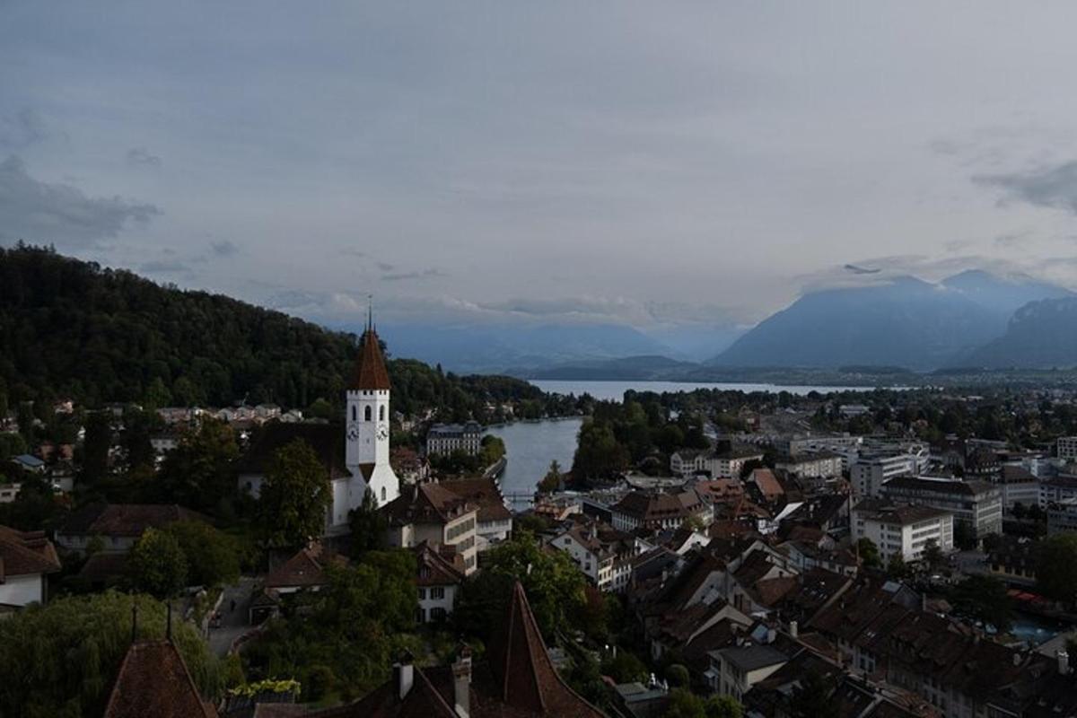 Blick auf eine Stadt mit einem Fluss und einer Kirche