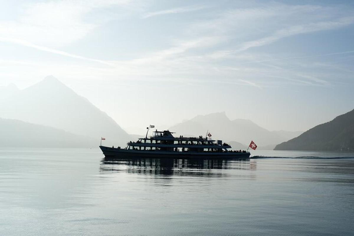 ein Boot auf dem Wasser mit Bergen im Hintergrund