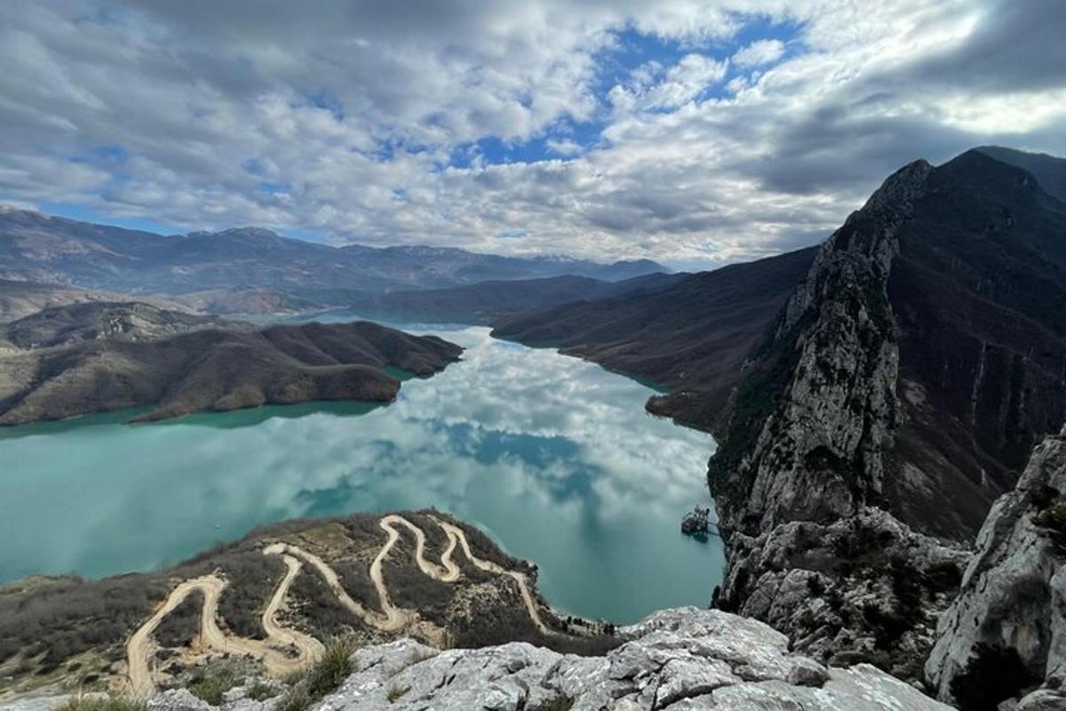 Una vista de un cuerpo de agua en las montañas.