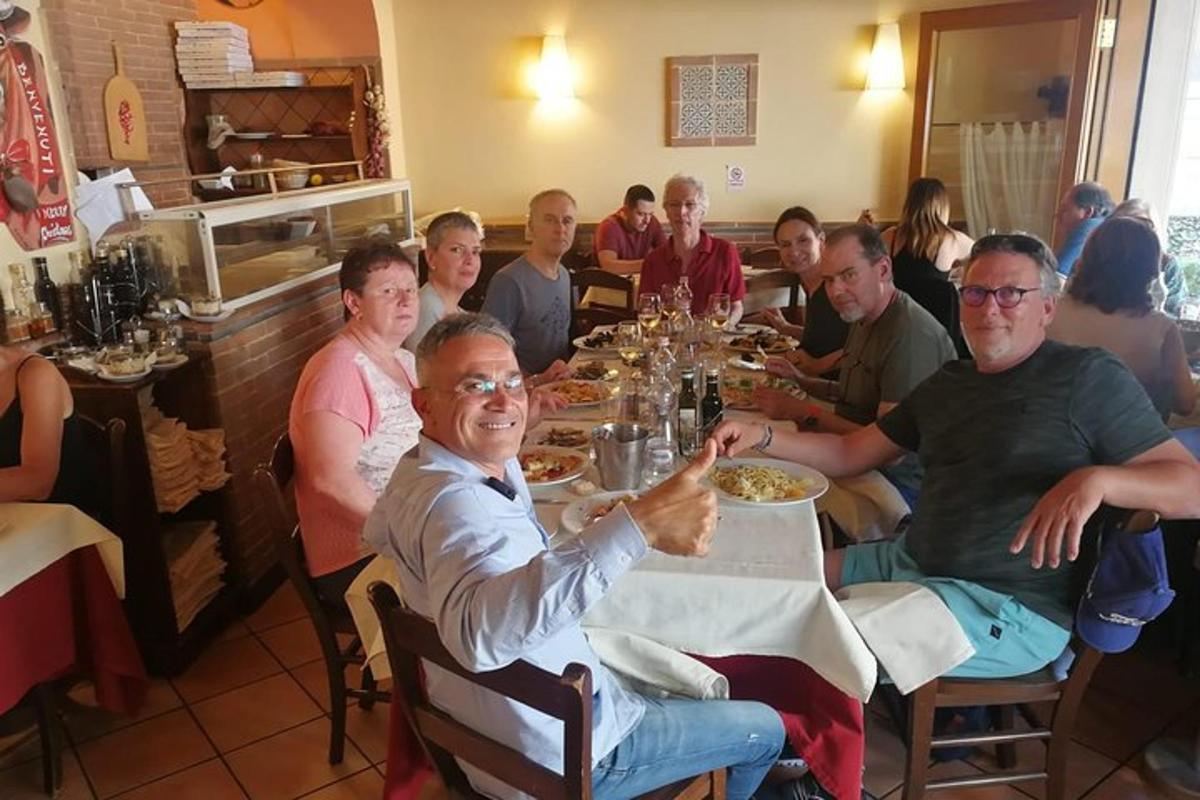 grupa ludzi siedząca przy stole w restauracji