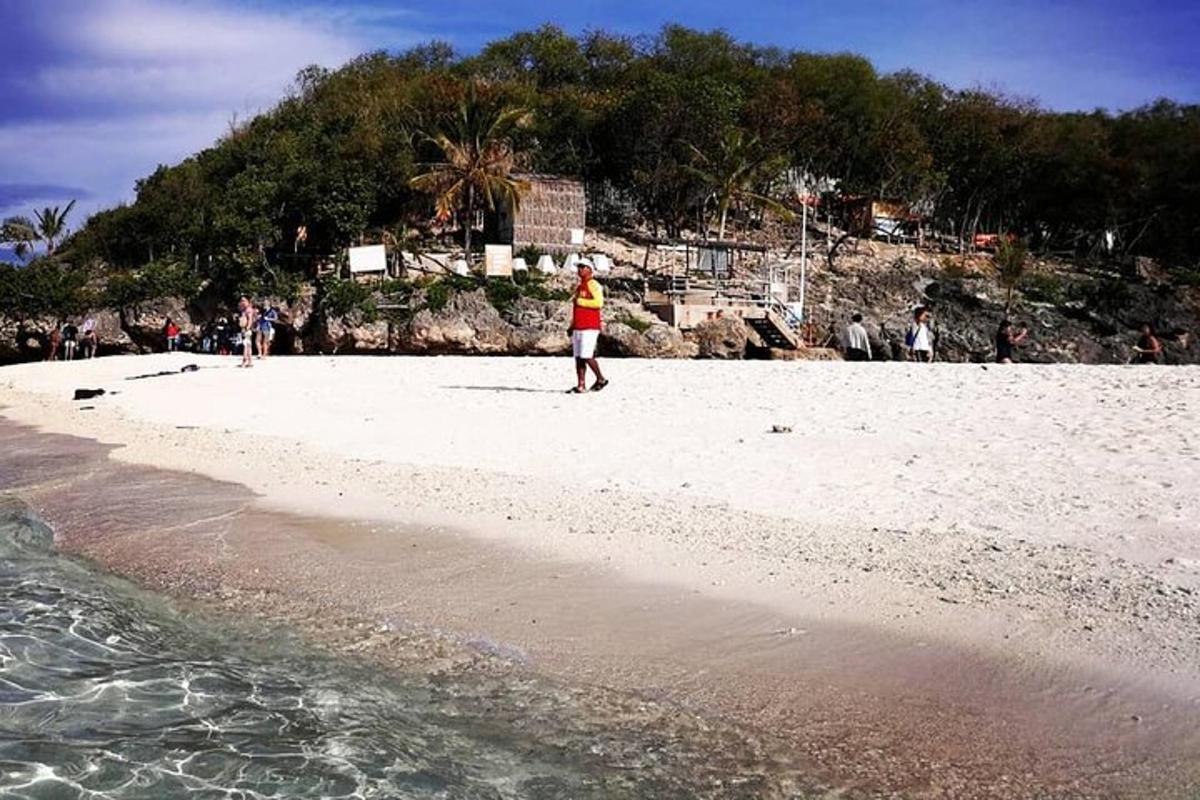 oseba, ki stoji na plaži blizu vode