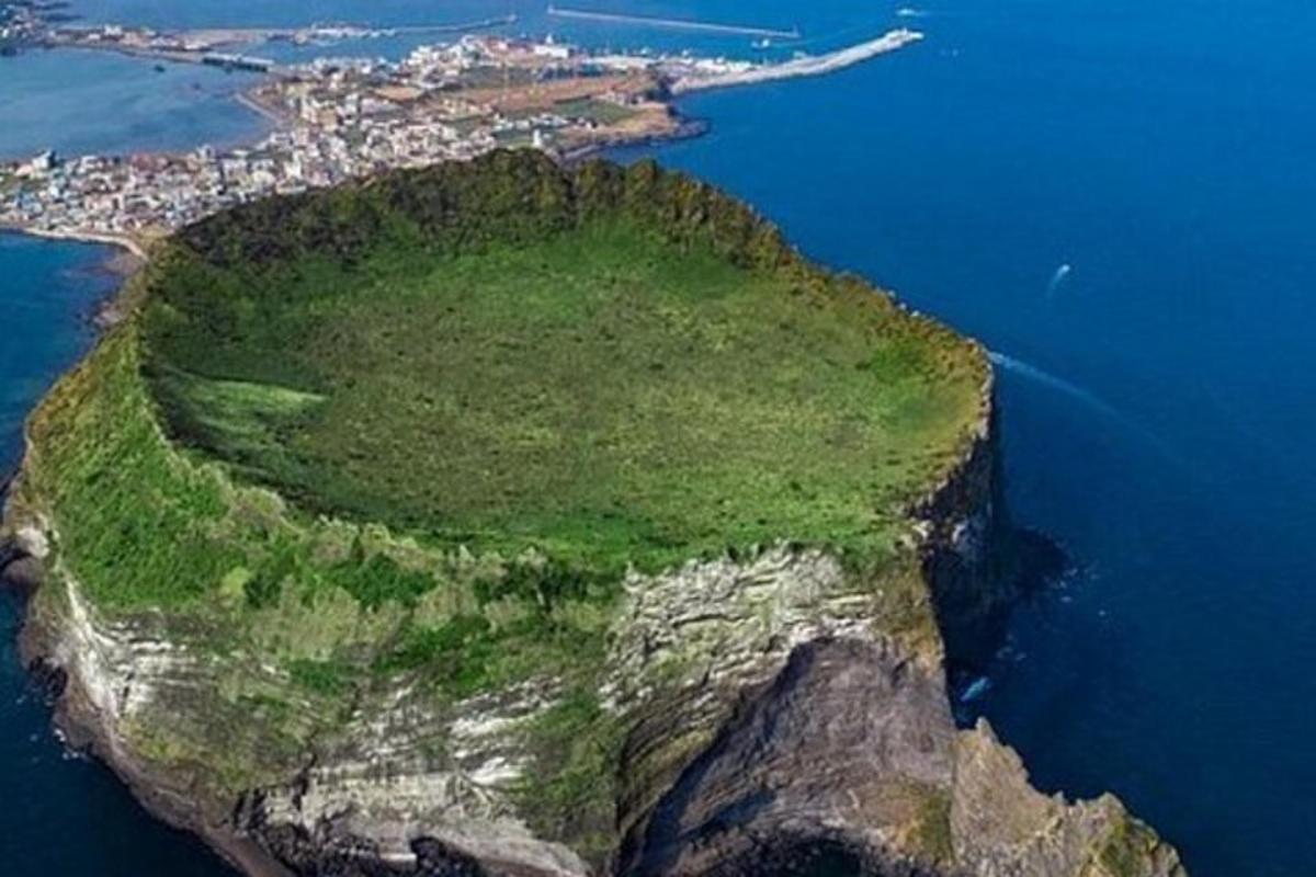 an island in the middle of the water