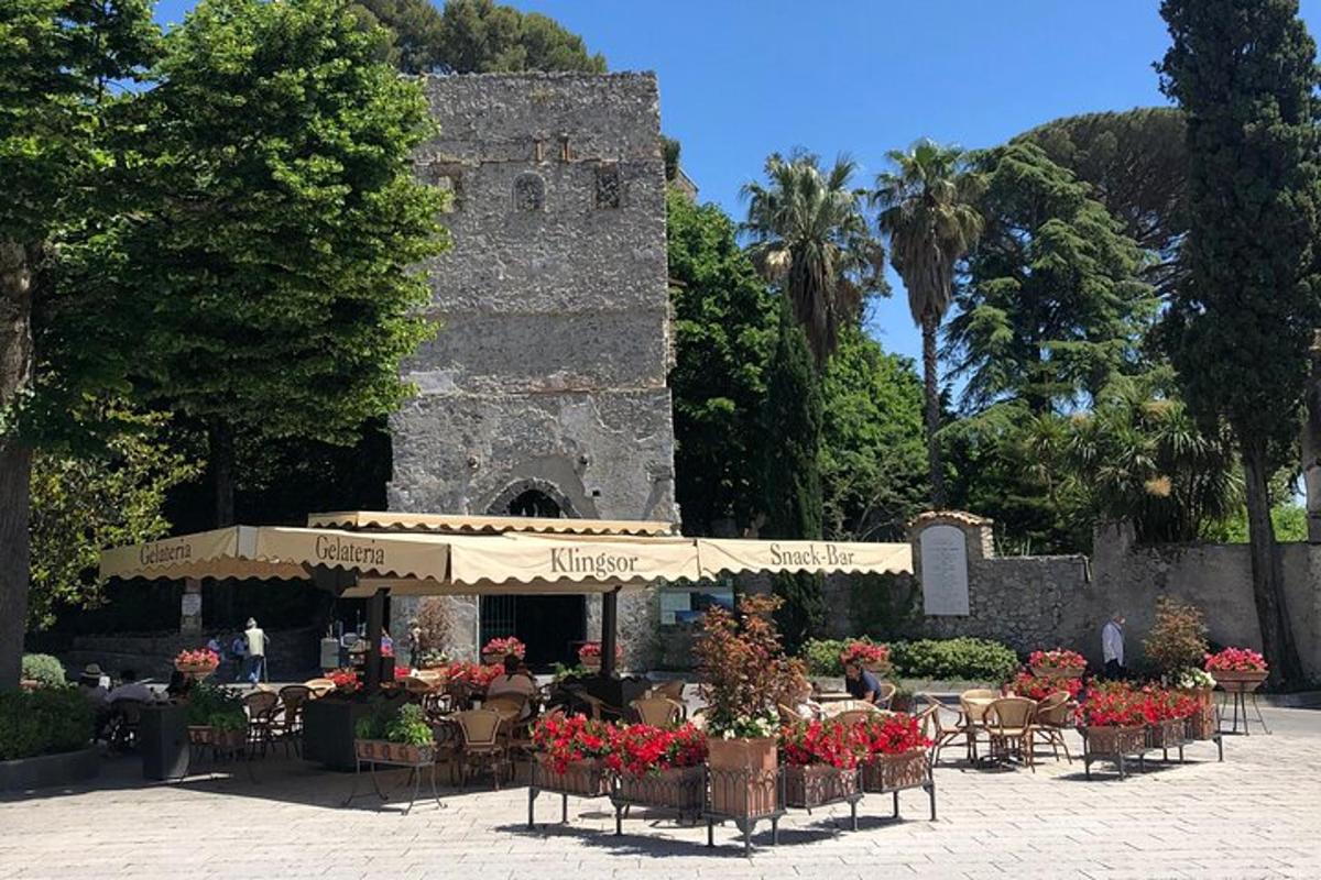 un restaurant amb taules i flors davant d'un edifici